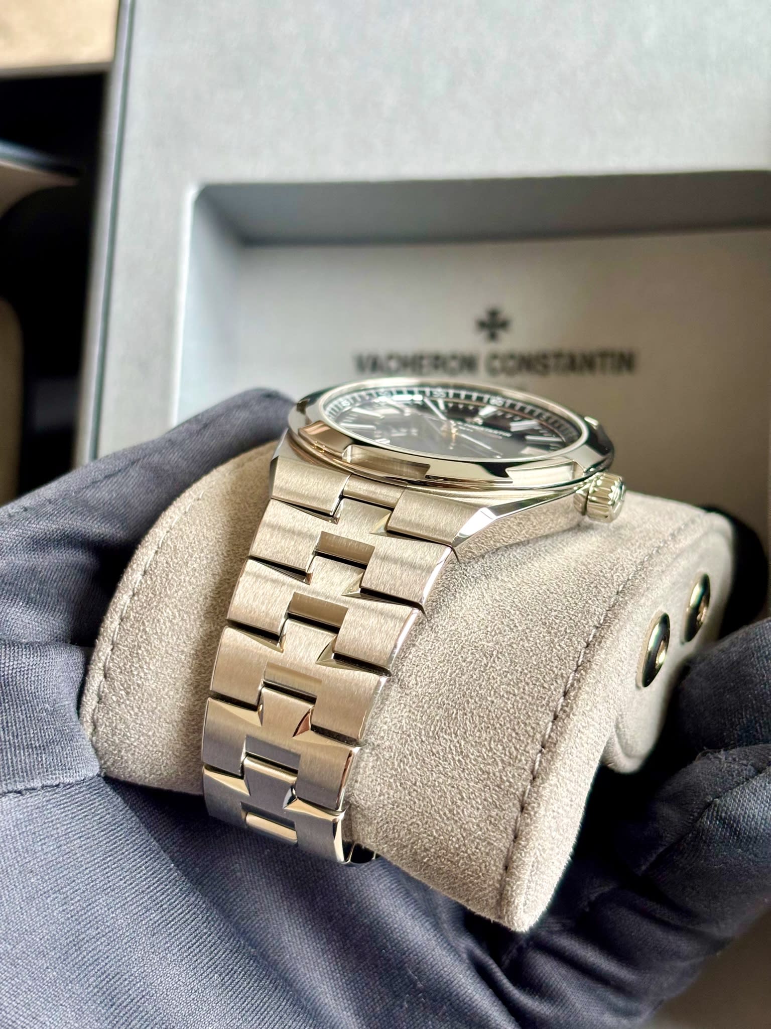 Vacheron Constantin Overseas Date Stainless Steel / Blue