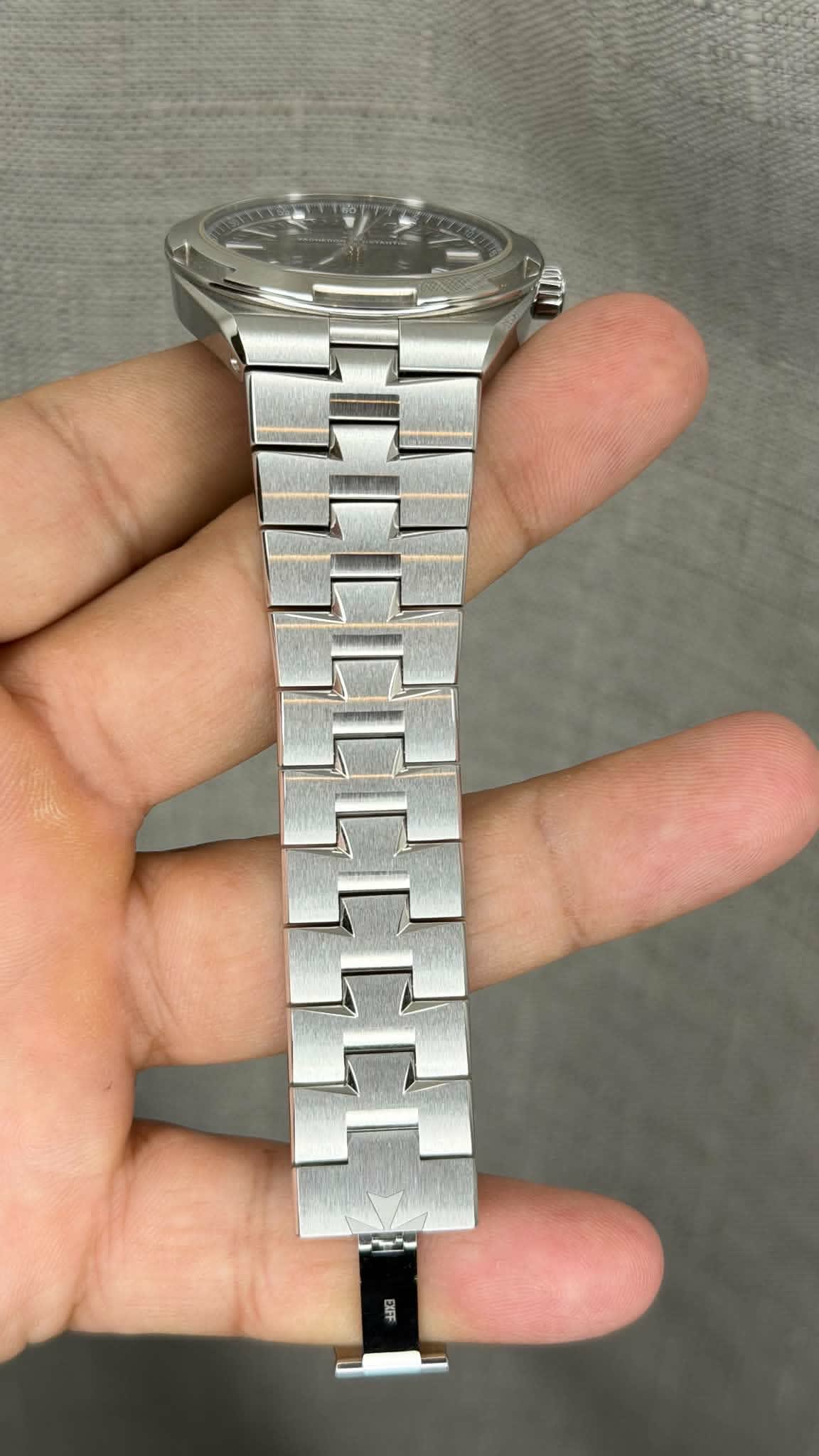 Vacheron Constantin Overseas Date Stainless Steel / Black 4520V/210A-B483