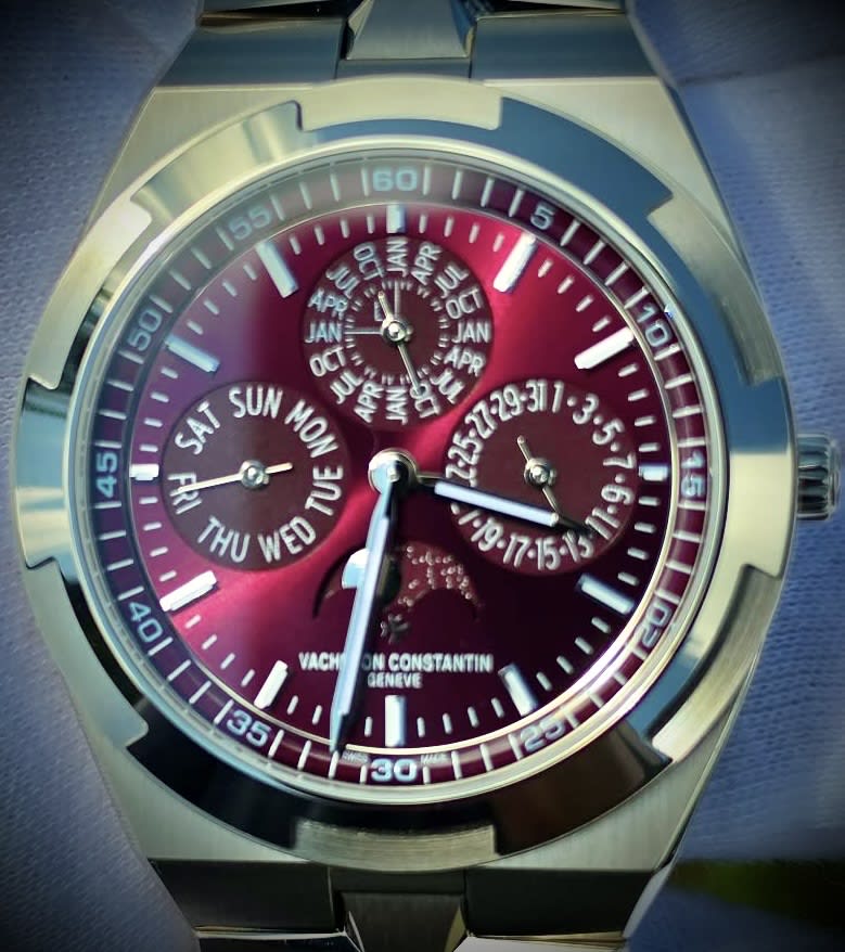 Vacheron Constantin Overseas Ultra-Thin Perpetual Calendar White Gold / Burgundy