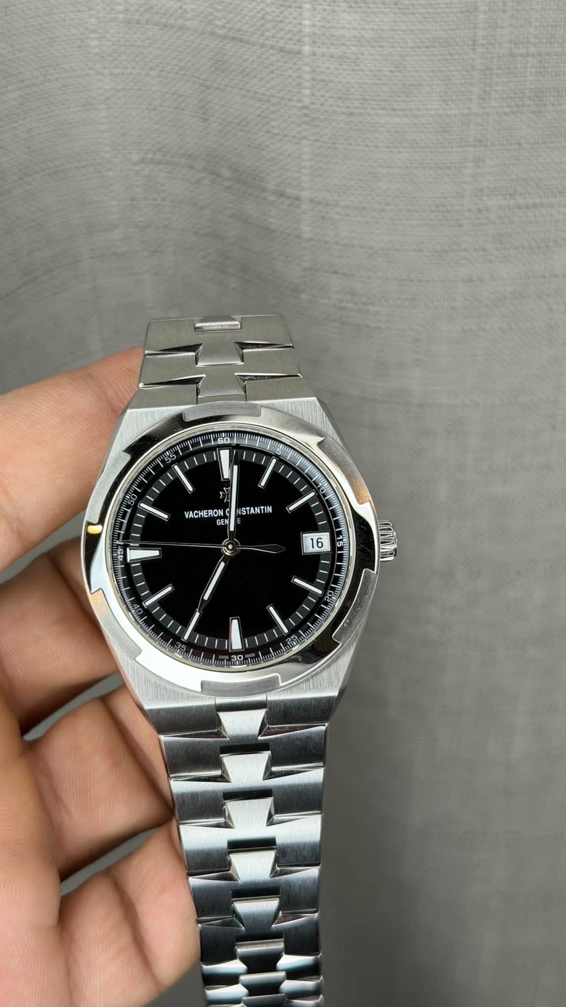 Vacheron Constantin Overseas Date Stainless Steel / Black 4520V/210A-B483