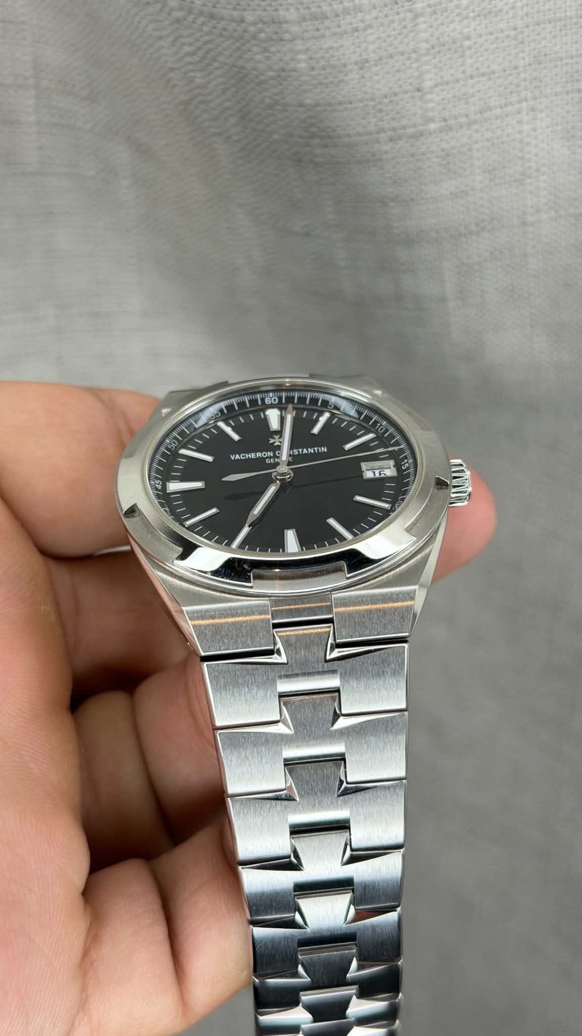Vacheron Constantin Overseas Date Stainless Steel / Black 4520V/210A-B483