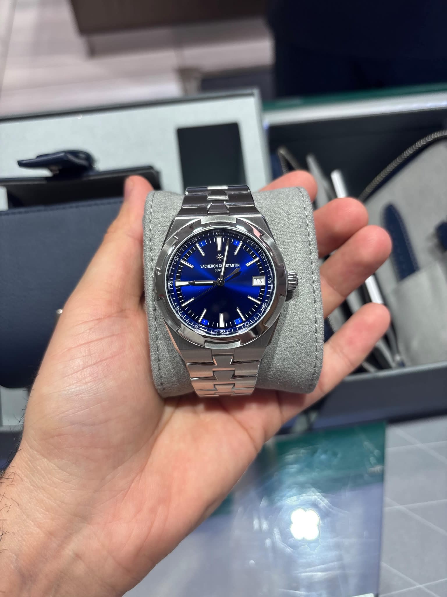 Vacheron Constantin Overseas Date Stainless Steel / Blue
