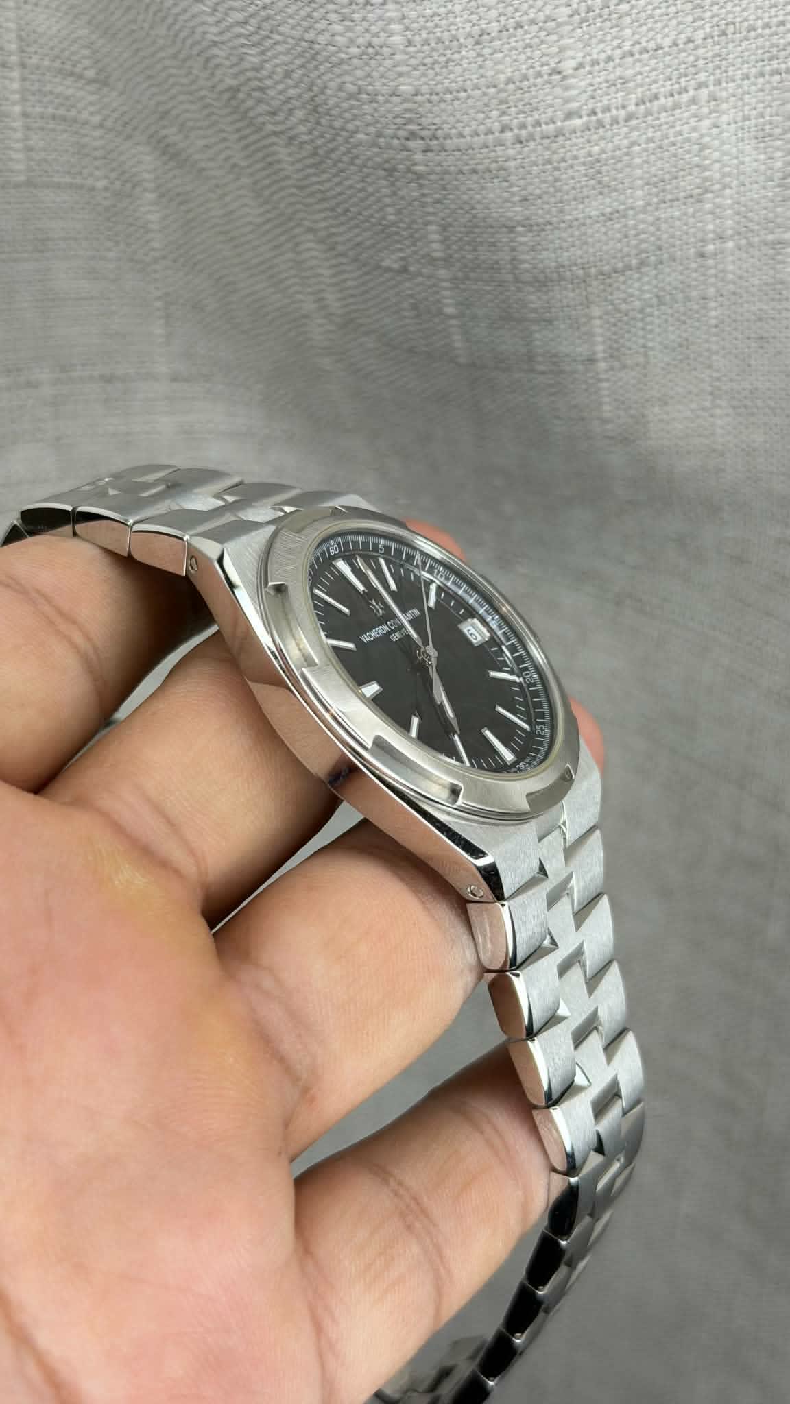 Vacheron Constantin Overseas Date Stainless Steel / Black 4520V/210A-B483
